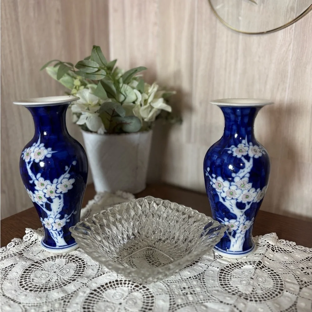 Charming Blue and White Floral Vases Set of 2 China
